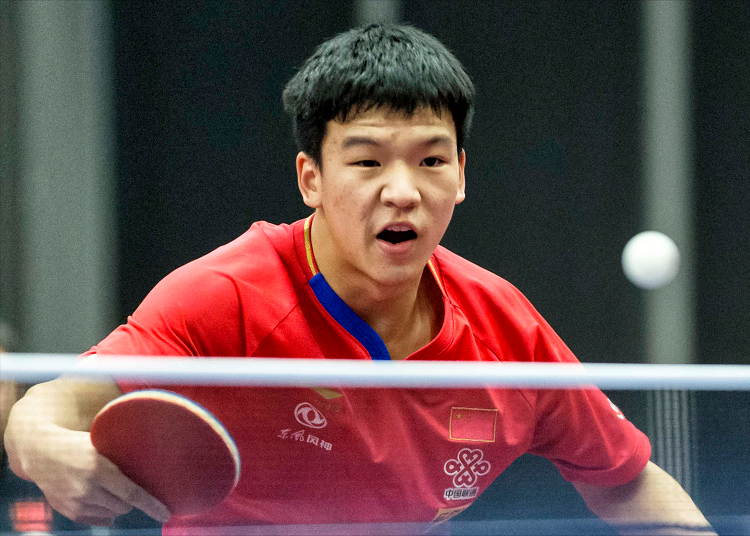 承担沉重的 承担沉重的