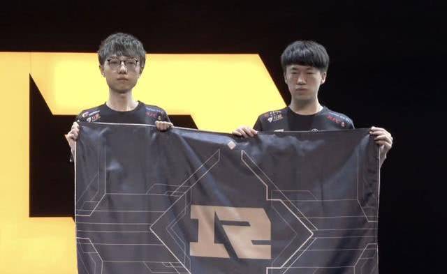 激烈角逐中 激烈角逐中